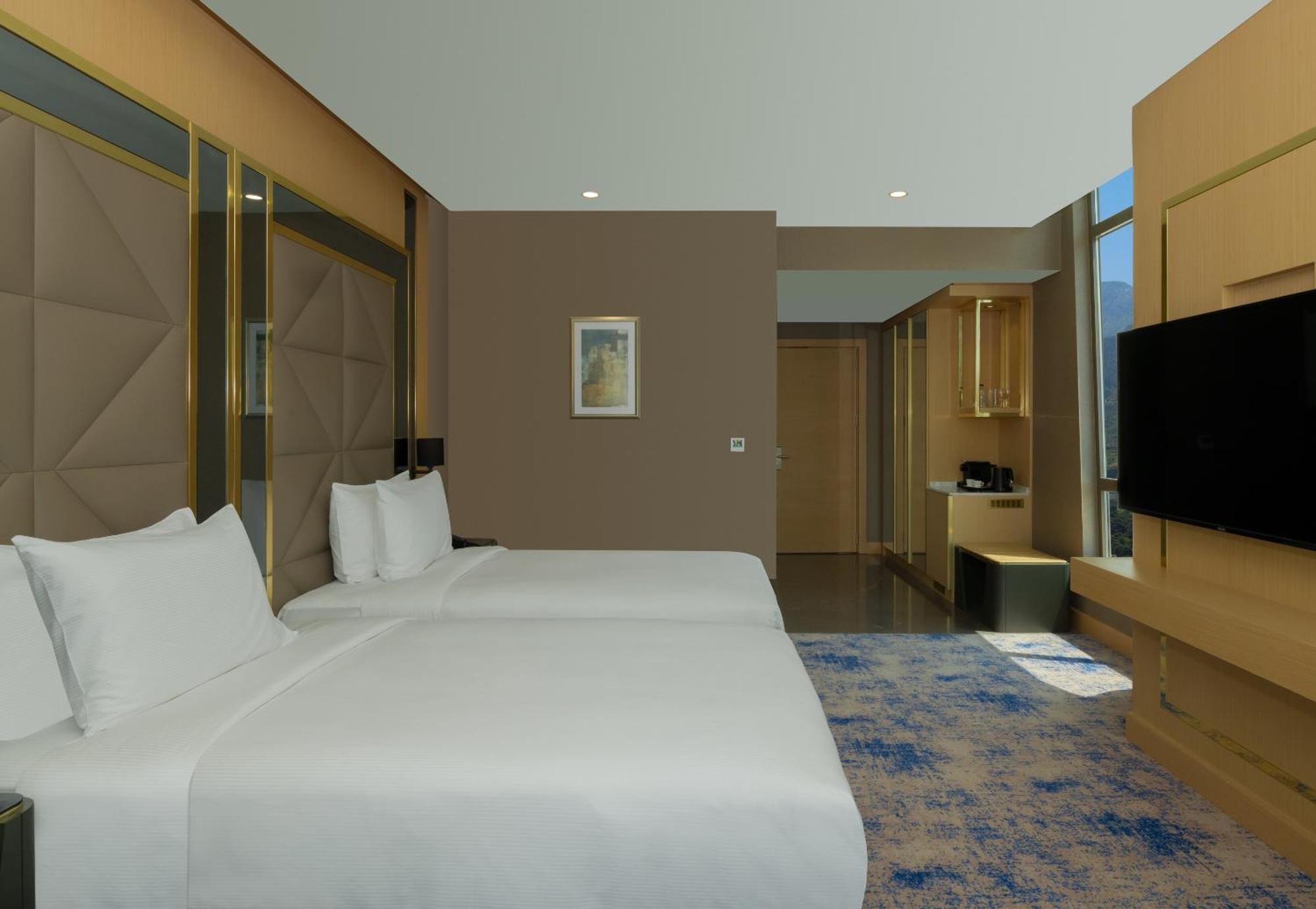 Отель Doubletree By Hilton Маниса Экстерьер фото