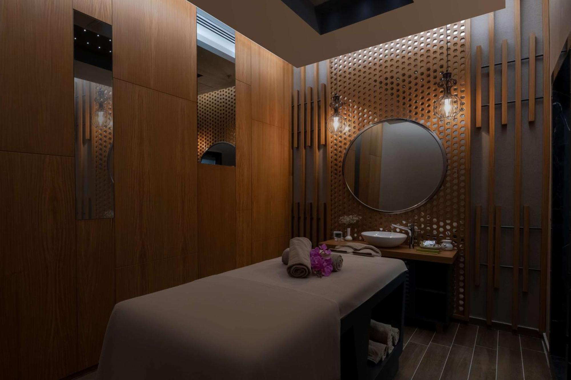 Отель Doubletree By Hilton Маниса Экстерьер фото