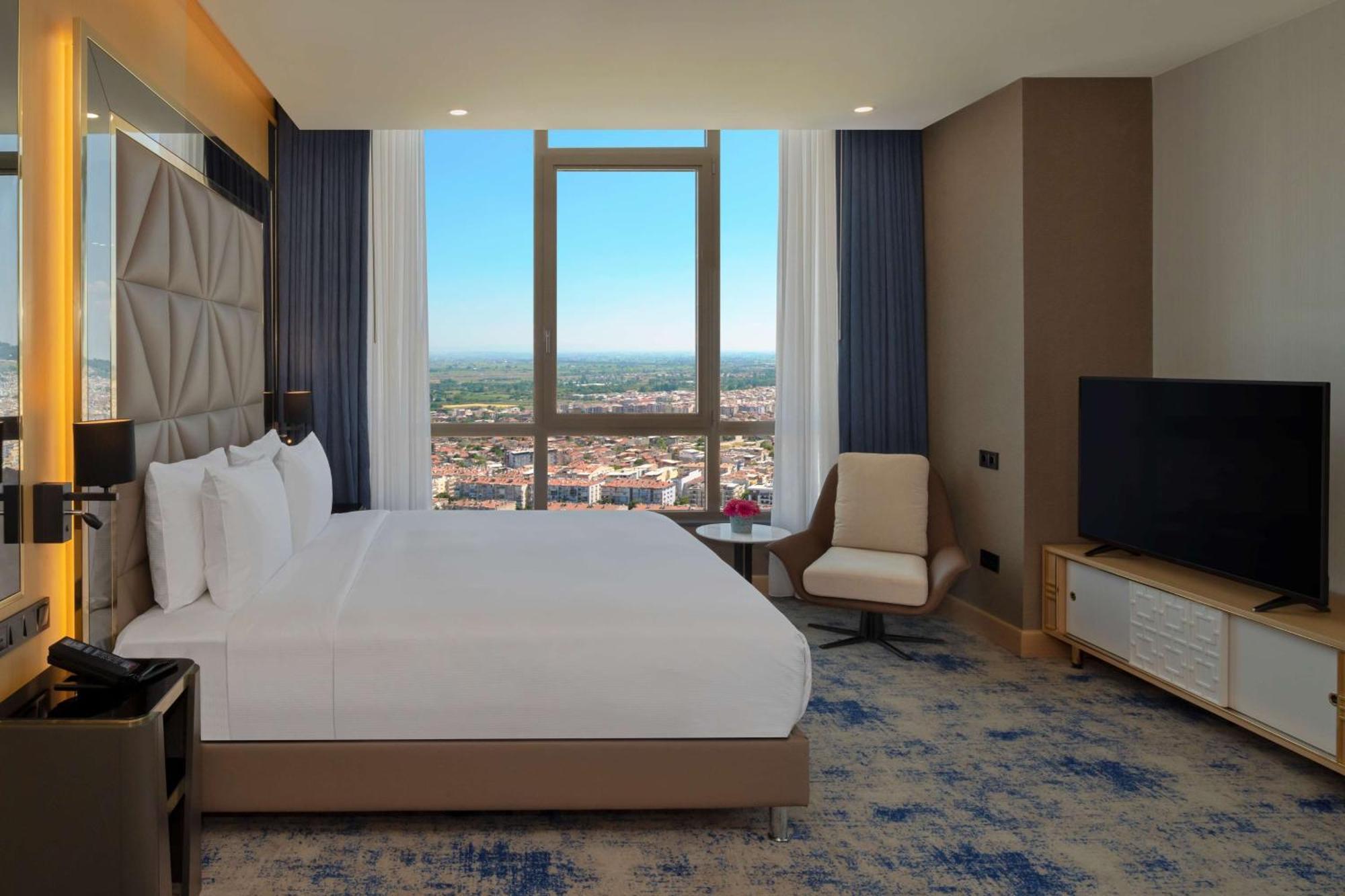 Отель Doubletree By Hilton Маниса Экстерьер фото