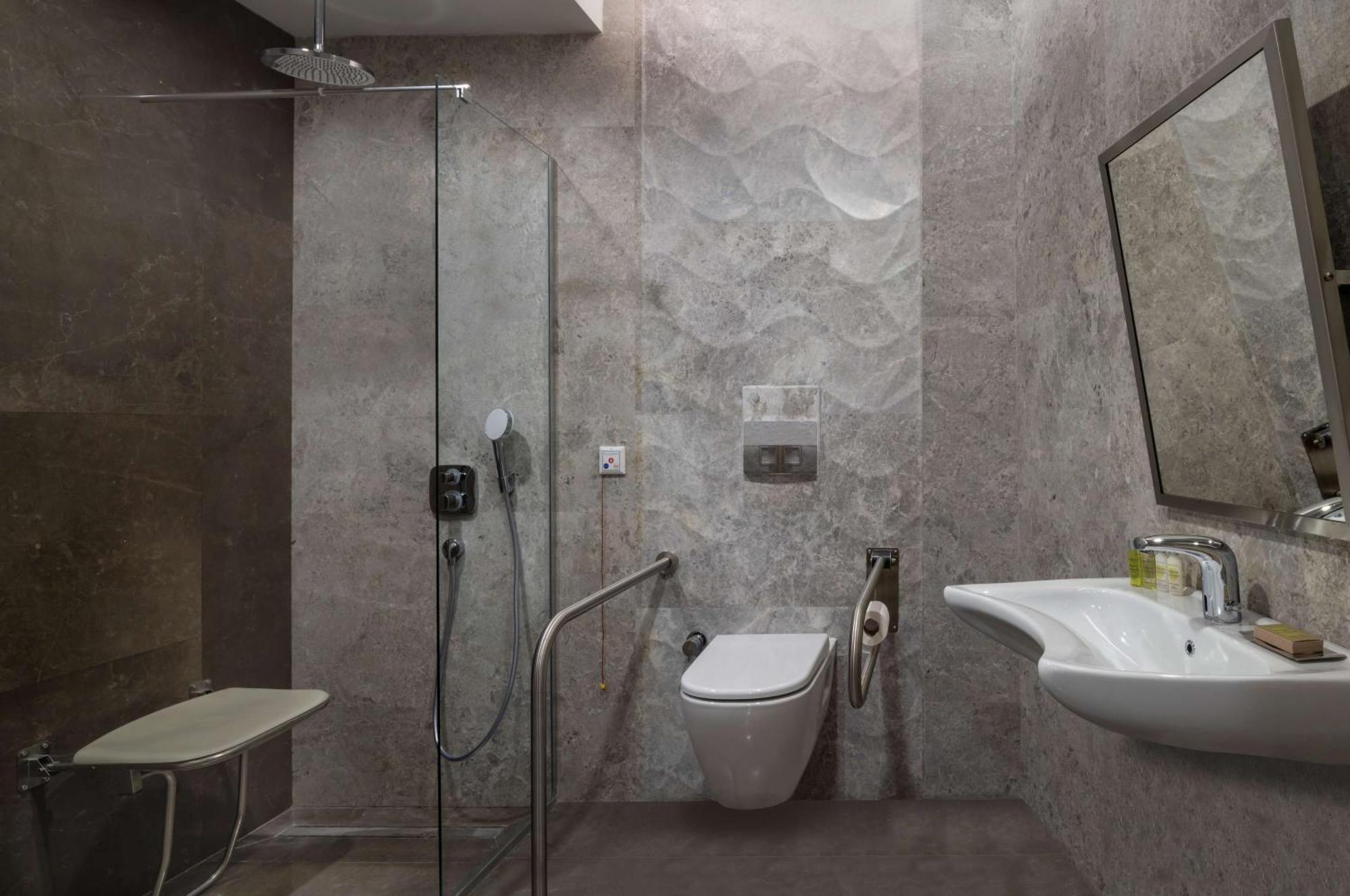 Отель Doubletree By Hilton Маниса Экстерьер фото