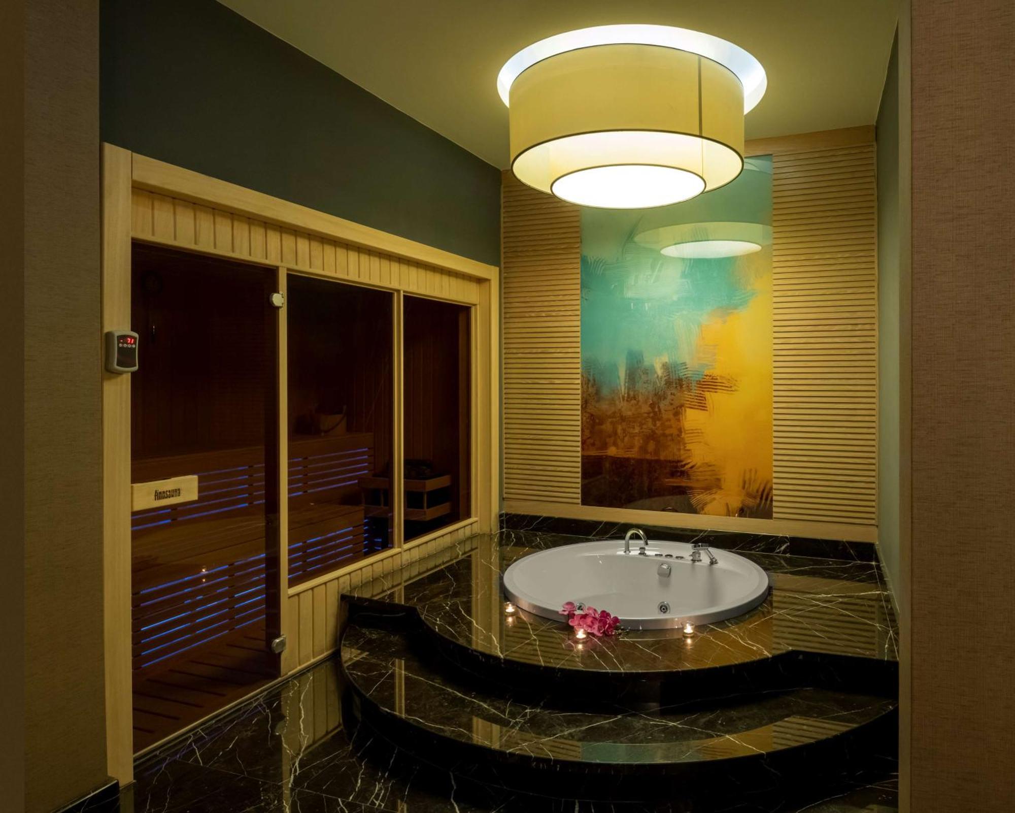 Отель Doubletree By Hilton Маниса Экстерьер фото