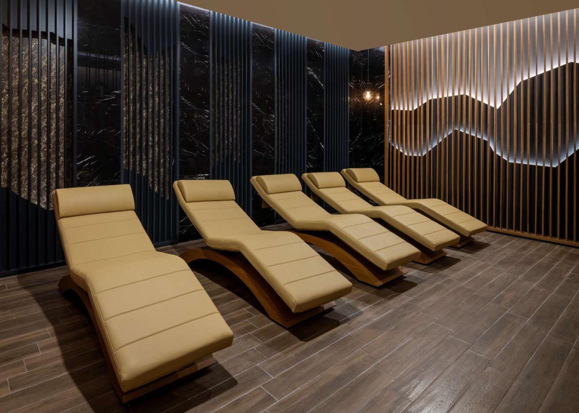 Отель Doubletree By Hilton Маниса Экстерьер фото