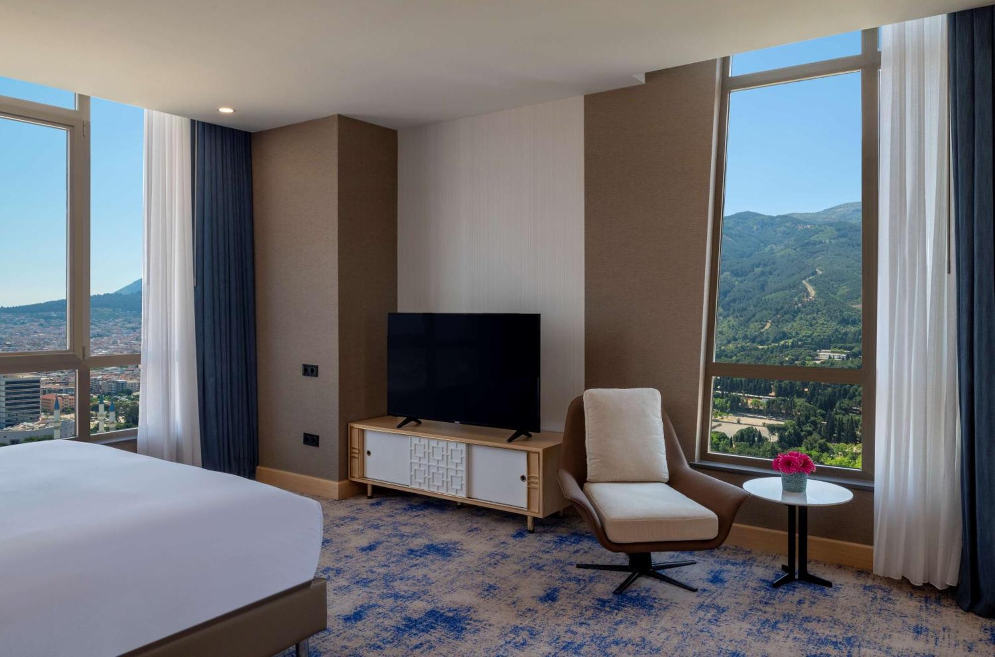Отель Doubletree By Hilton Маниса Экстерьер фото