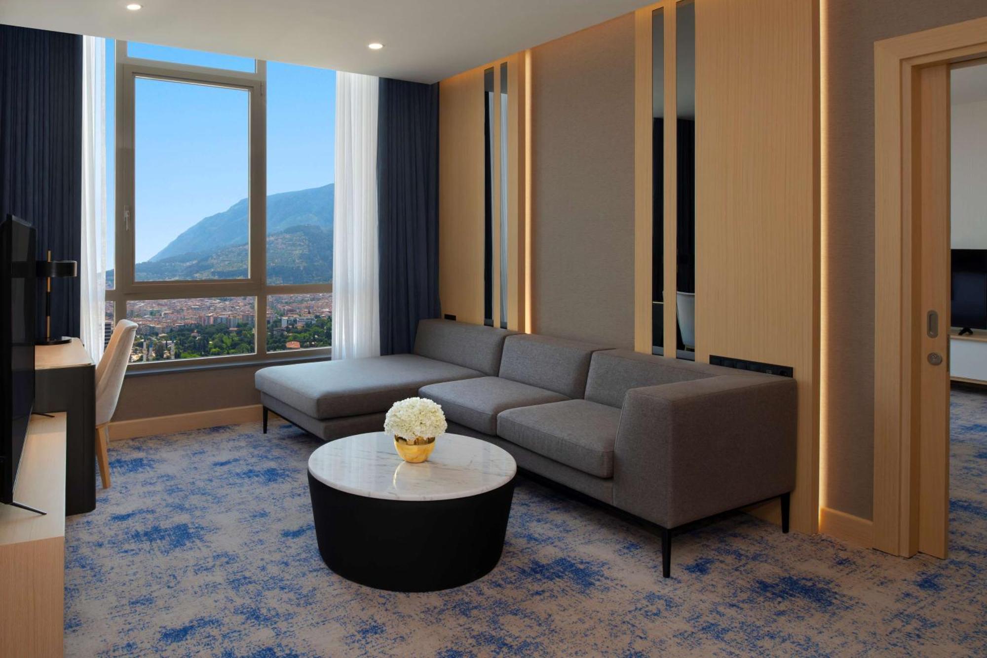 Отель Doubletree By Hilton Маниса Экстерьер фото