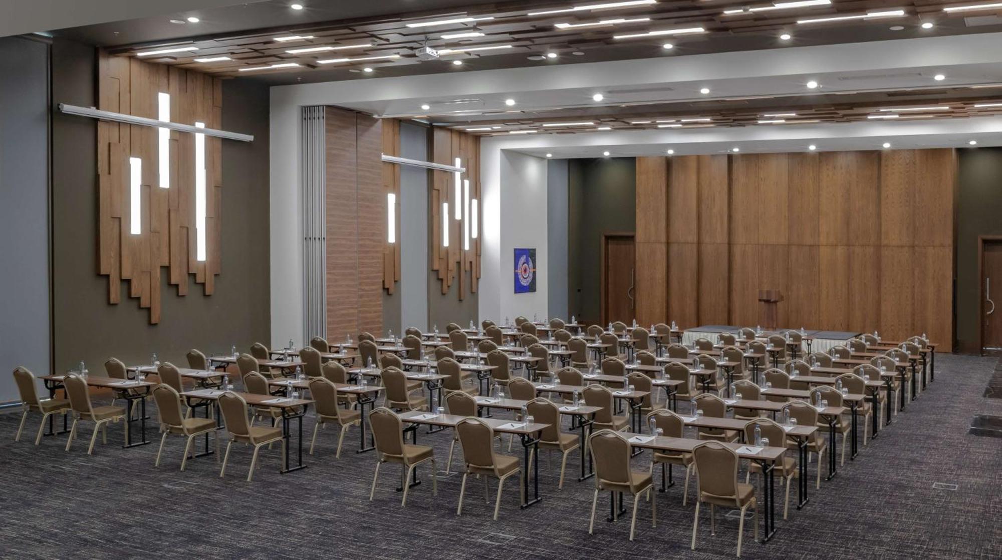 Отель Doubletree By Hilton Маниса Экстерьер фото