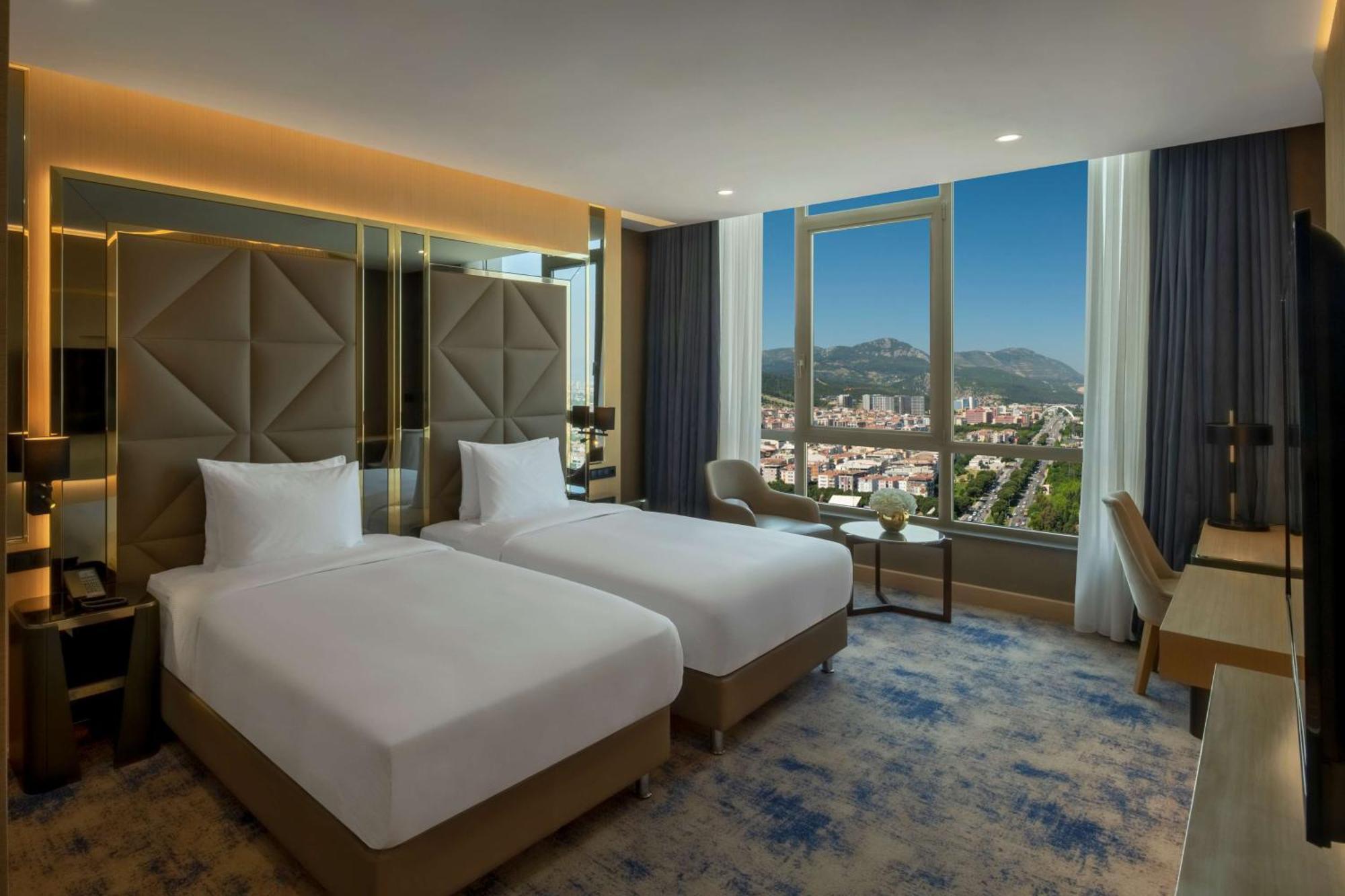 Отель Doubletree By Hilton Маниса Экстерьер фото