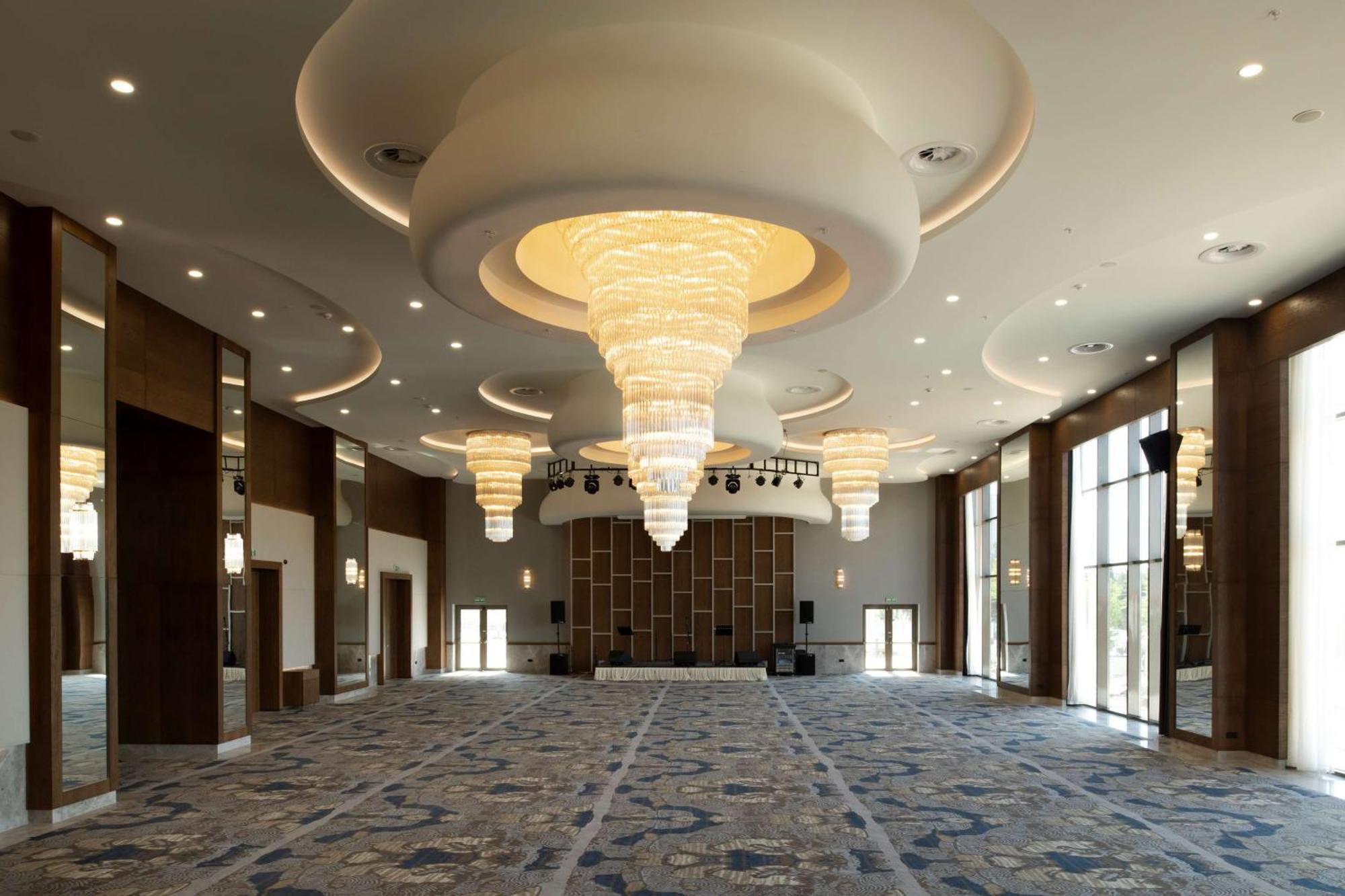 Отель Doubletree By Hilton Маниса Экстерьер фото