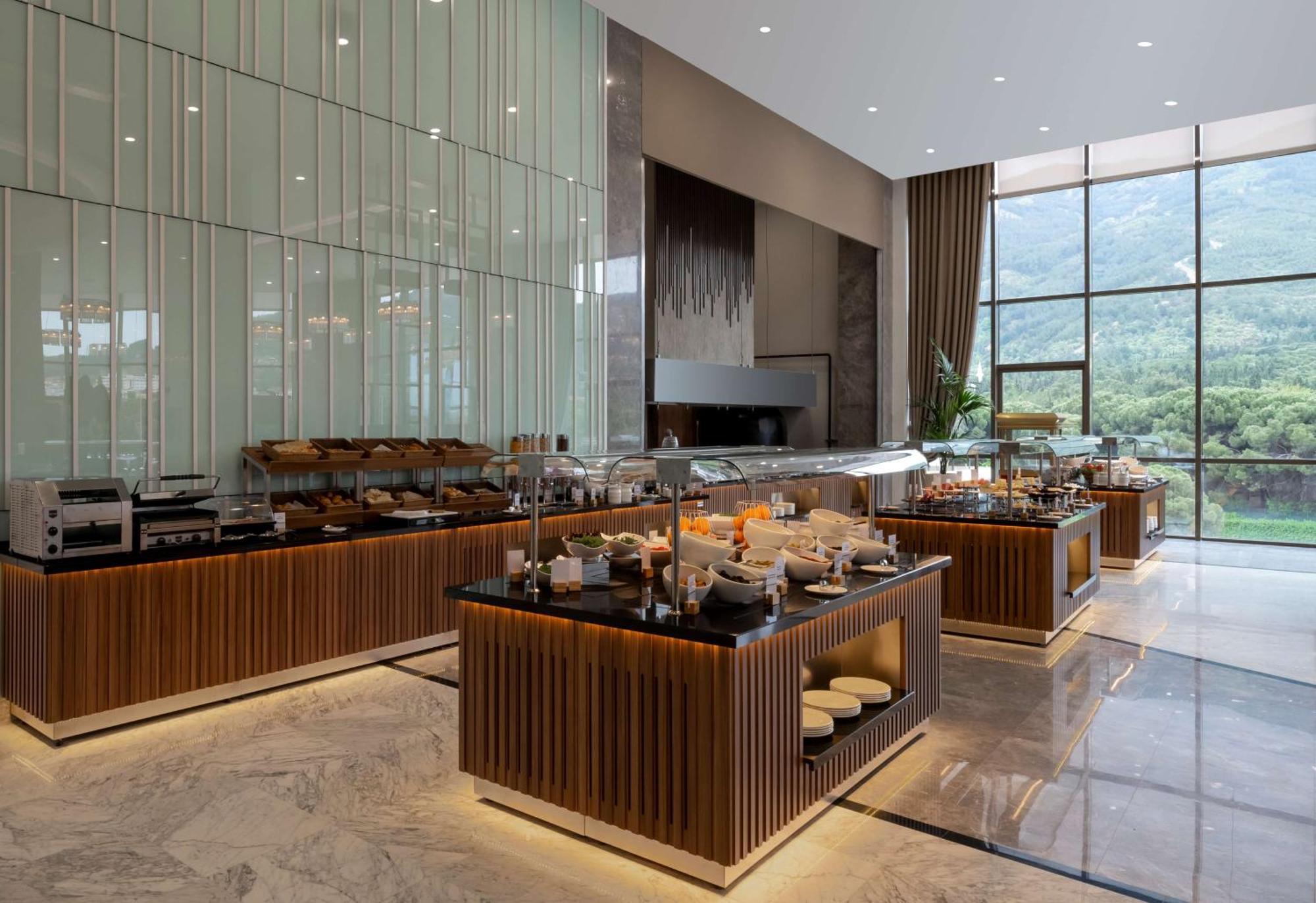 Отель Doubletree By Hilton Маниса Экстерьер фото