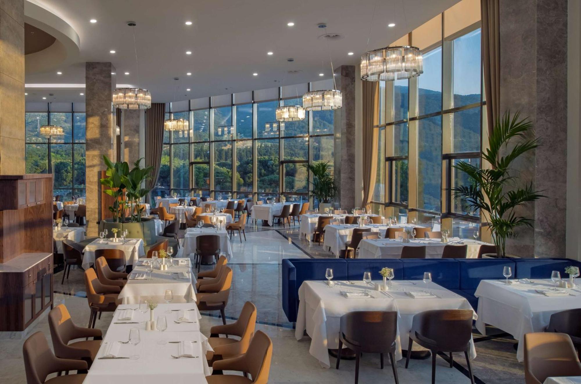 Отель Doubletree By Hilton Маниса Экстерьер фото