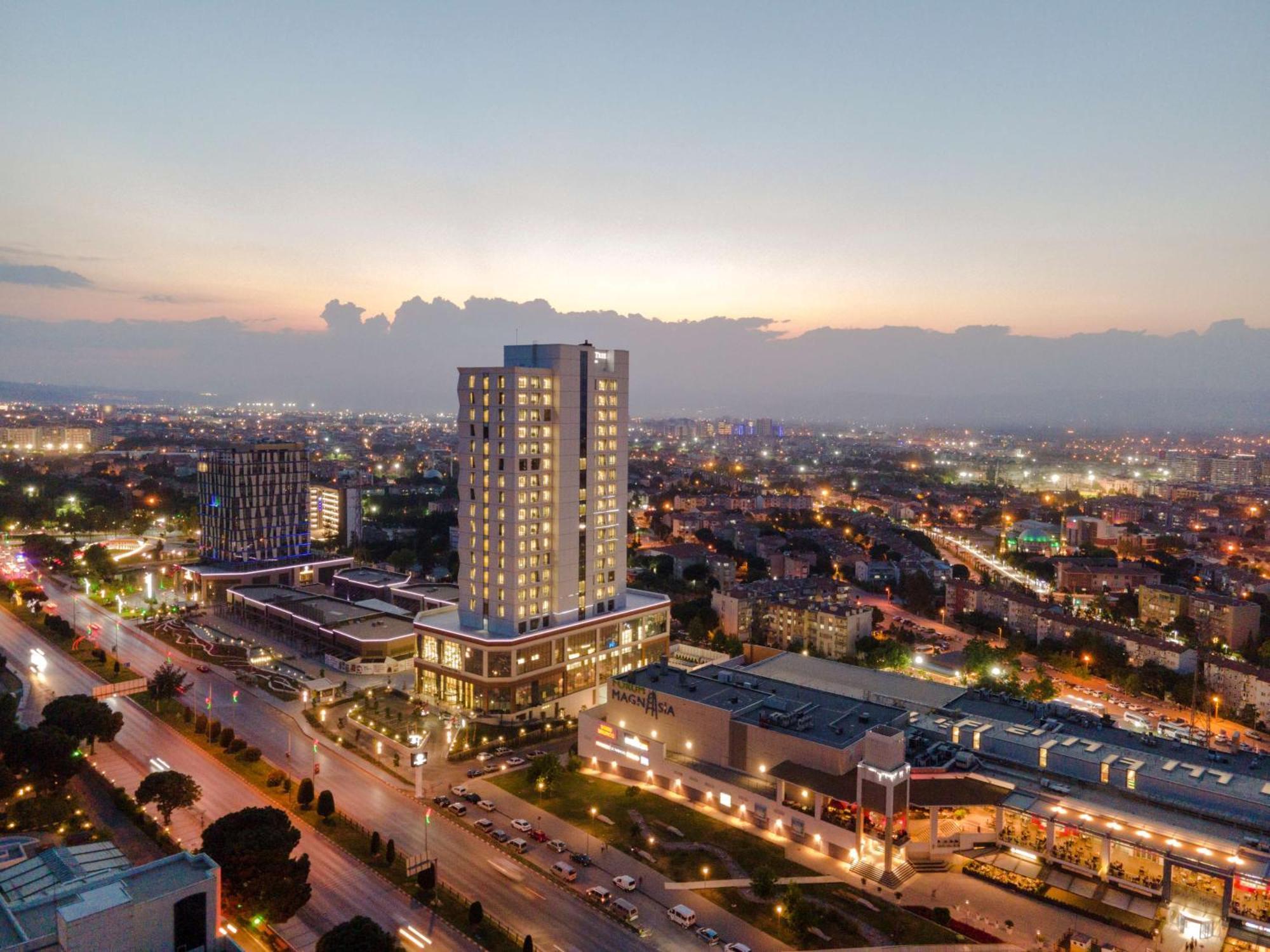 Отель Doubletree By Hilton Маниса Экстерьер фото