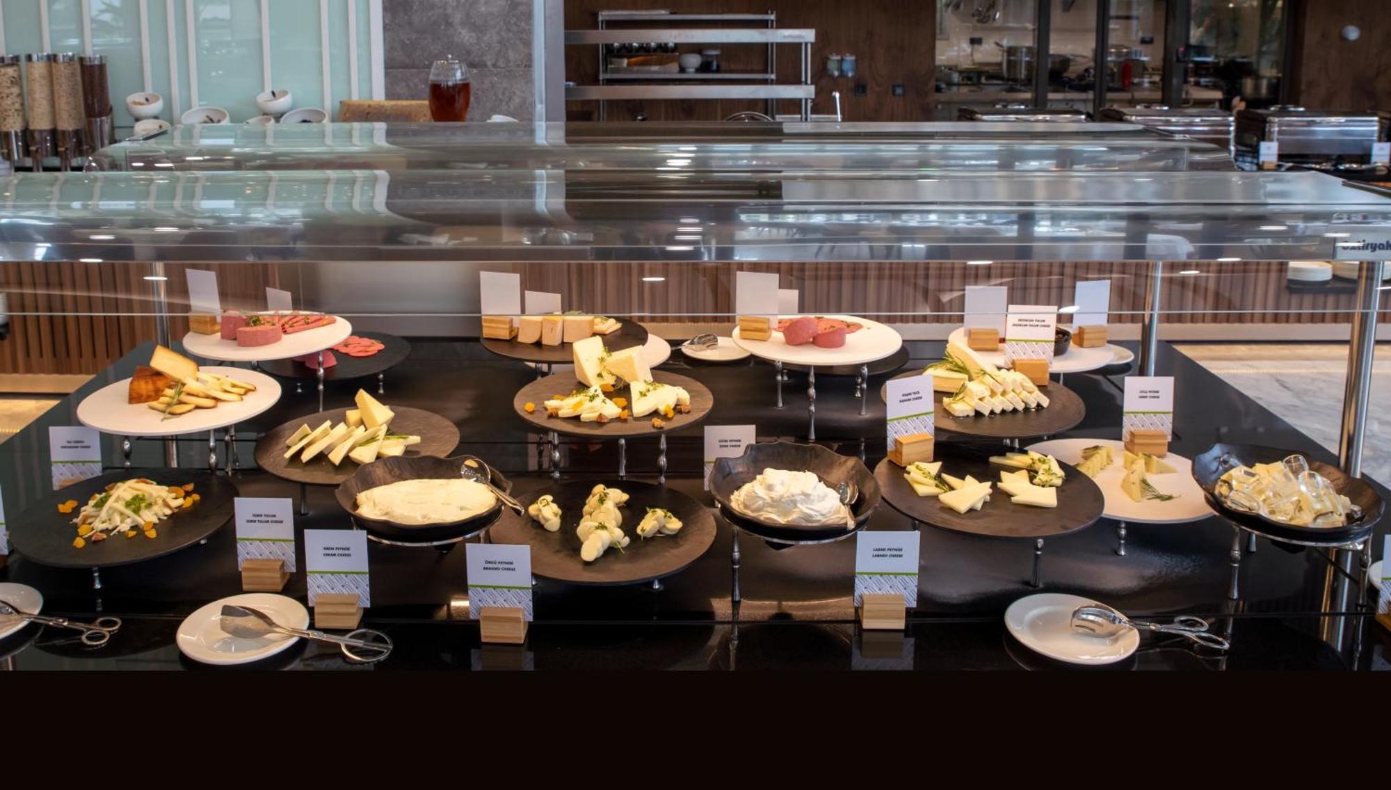Отель Doubletree By Hilton Маниса Экстерьер фото