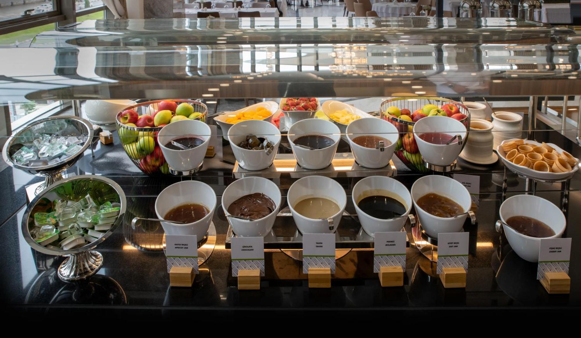 Отель Doubletree By Hilton Маниса Экстерьер фото
