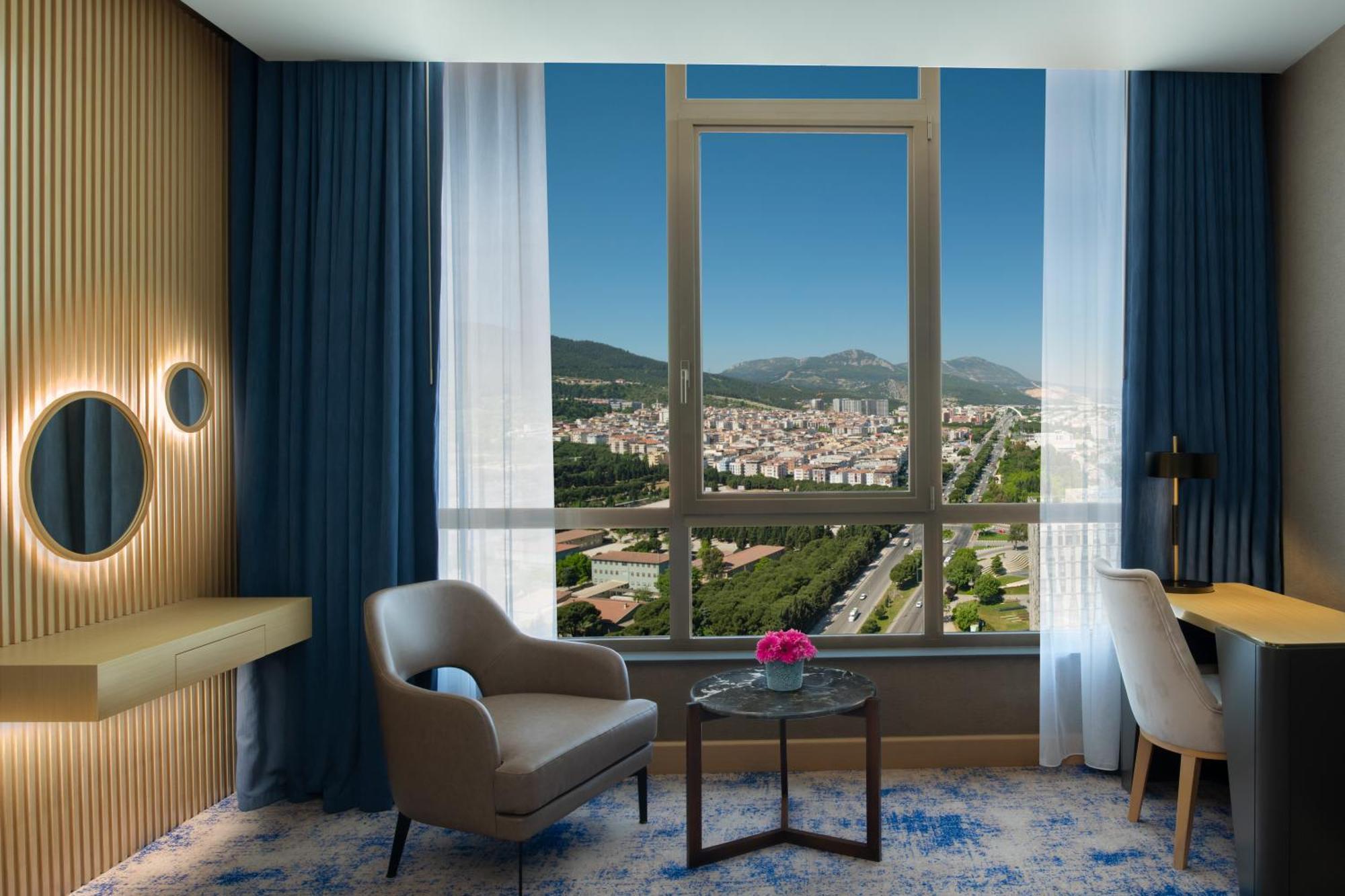 Отель Doubletree By Hilton Маниса Экстерьер фото
